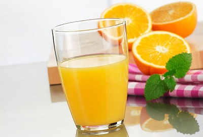 Nước cam bổ sung vitamin và chất xơ giúp giảm thiểu táo bón ở trẻ rõ rệt