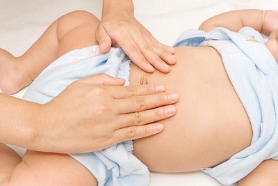 Massage bụng cho trẻ làm giảm táo bón