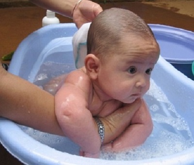 Tắm cho trẻ sơ sinh đúng cách vào mùa hè