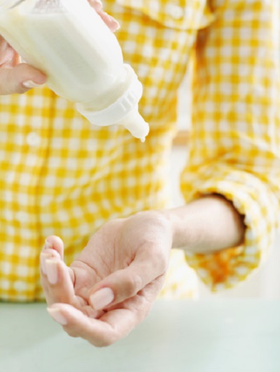 Kiểm tra nhiệt độ sữa trước khi cho trẻ bú.