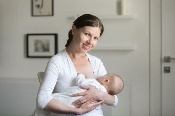 Cho con bú ngay sau khi sinh là cách tốt nhất giúp mẹ chữa căng sữa.