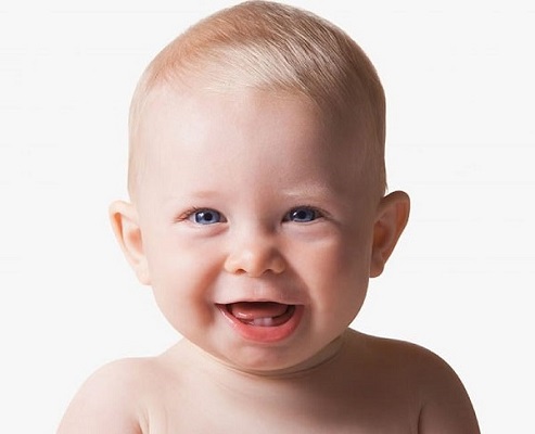 Khoảng 6 tháng tuổi trẻ sẽ nhú chiếc răng đầu tiên.