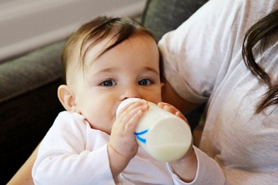 Cho trẻ bú sữa hay uống nước sẽ giúp đẩy lùi nhanh cơn nấc.