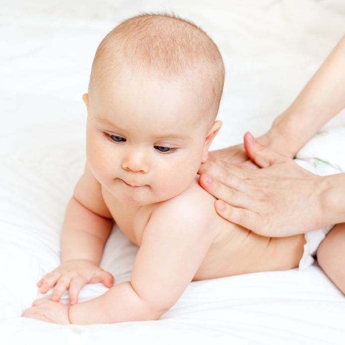 Khi trẻ bị rôm sảy mẹ nên ngừng việc massage cho bé bằng tinh dầu 